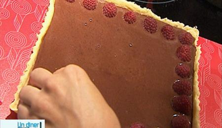 tarte au chocolat amer, framboises et pistaches 