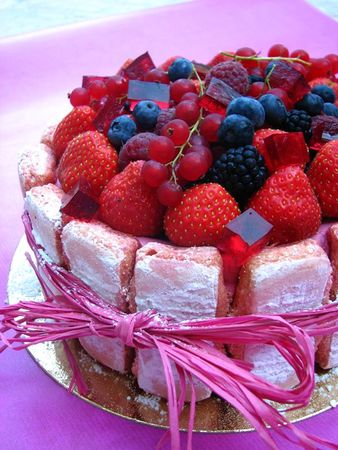 Charlotte aux fruits rouges et fleur d'hibiscus