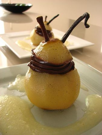 Poires farcies au chocolat , coulis à l'eau-de-vie